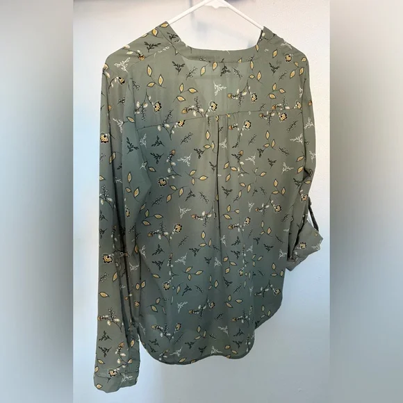 41 Hawthorn Olive Green Floral V-Neck Blouse - Picture 4 of 5